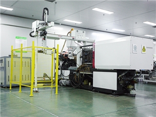 中(zhōng)空(kōng)吹塑成型機及(jí)三軸單臂單截伺服(fú)機械手